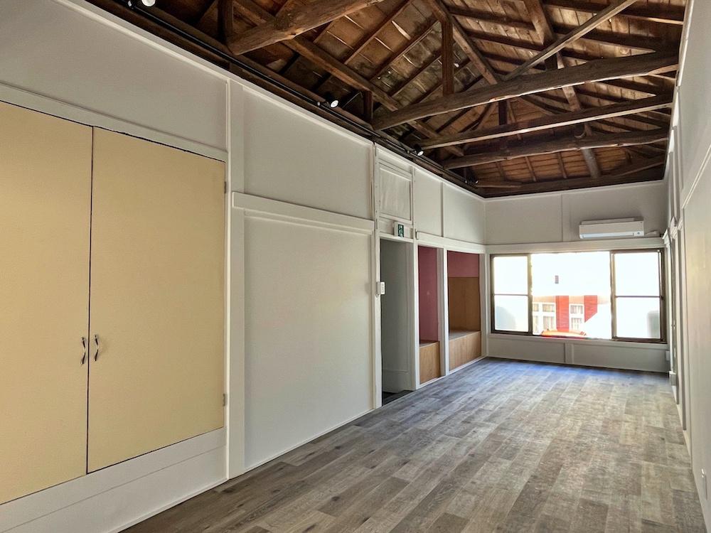 鎌倉市御成町の賃貸物件/室内｜天井は抜き小屋組みが現しとなった空間です