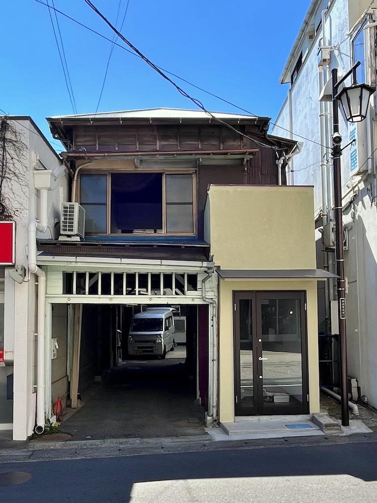 鎌倉市御成町の賃貸物件/建物のアプローチ｜シェアオフィスの入り口はこのトンネルをくぐった途中にあります