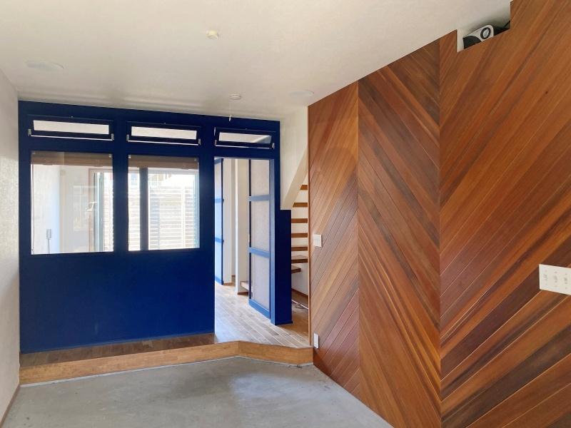 藤沢市本鵠沼四丁目の賃貸物件/1階土間リビング6.5帖│奥には洋室7帖とウッドデッキが続き、風通しのある空間