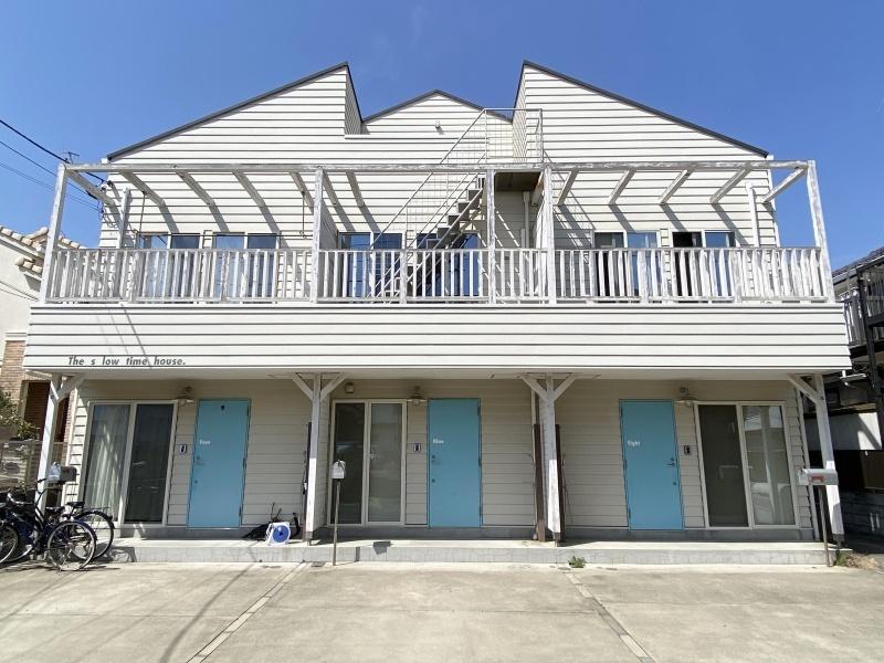 藤沢市本鵠沼四丁目の賃貸物件/3つの住戸が連なるテラスハウス│週末は愛車に乗って出かけよう