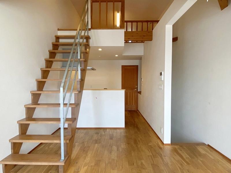 藤沢市本鵠沼四丁目の賃貸物件/2階LDK12.1帖│吹き抜けのため、思ったより開放感があります。階段の手すりがかっこいい