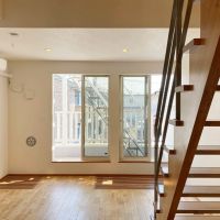 藤沢市本鵠沼四丁目の賃貸物件/2階LDK12.1帖│窓際の床は格子状で、1階とのつながりも感じられます