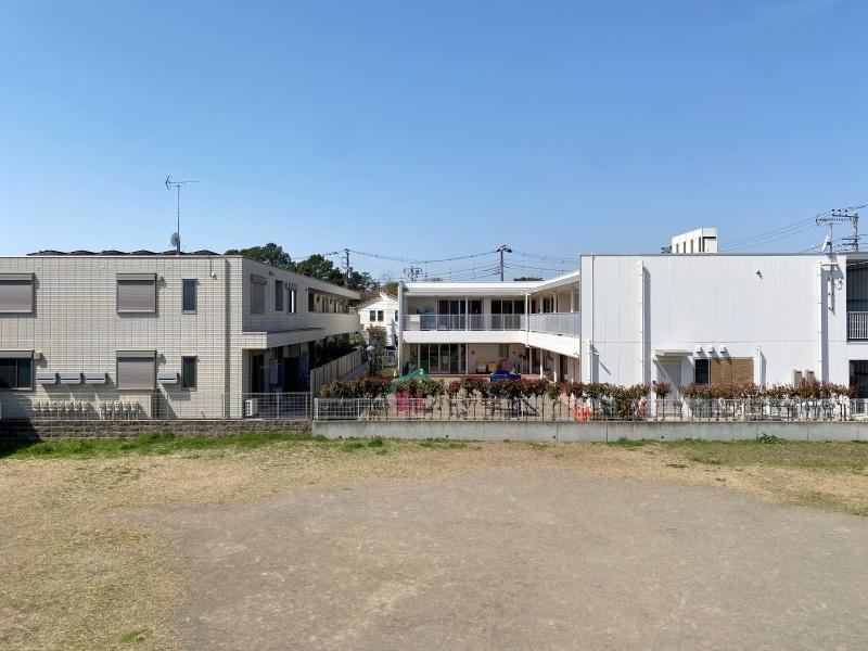 藤沢市本鵠沼四丁目の賃貸物件/浴室とロフトの窓からの眺めは、こんな感じ