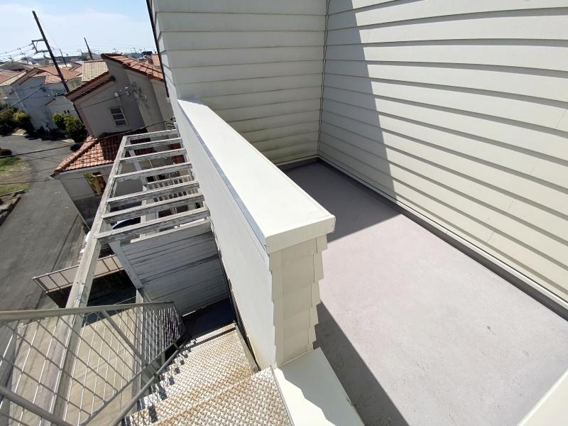 藤沢市本鵠沼四丁目の賃貸物件/2階の外階段を上ると、さらにスペースが。この区画だけ！