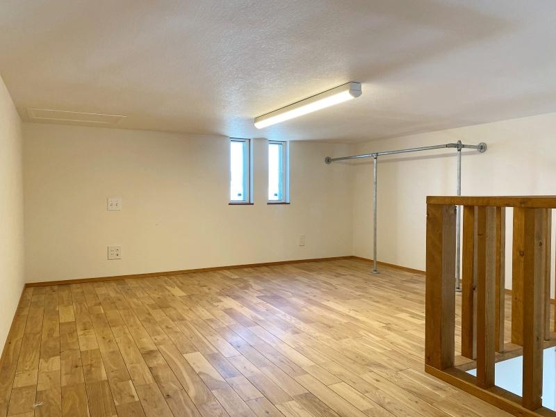 藤沢市本鵠沼四丁目の賃貸物件/ロフト8.7帖│奥に洋服が吊るせそうな造作