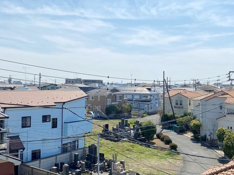 藤沢市本鵠沼四丁目の賃貸物件/バルコニーからの眺め│屋根の連なりの向こうに江ノ島が見えます