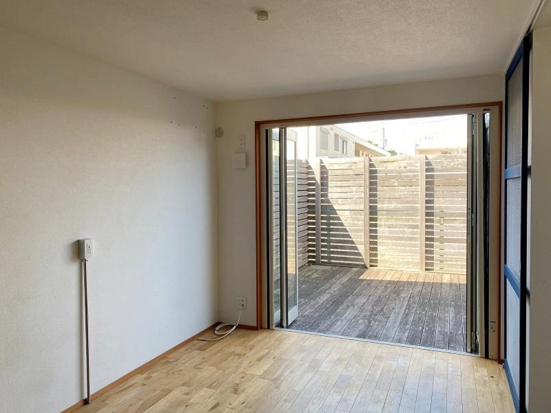 藤沢市本鵠沼四丁目の賃貸物件/1階洋室7帖│ドアを開放したら、外と繋がった広々とした空間に