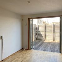 藤沢市本鵠沼四丁目の賃貸物件/1階洋室7帖│ドアを開放したら、外と繋がった広々とした空間に