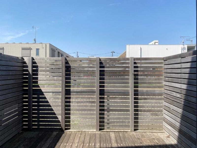 藤沢市本鵠沼四丁目の賃貸物件/1階ウッドデッキ│壁の向こうは、公園と幼稚園