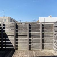 藤沢市本鵠沼四丁目の賃貸物件/1階ウッドデッキ│壁の向こうは、公園と幼稚園