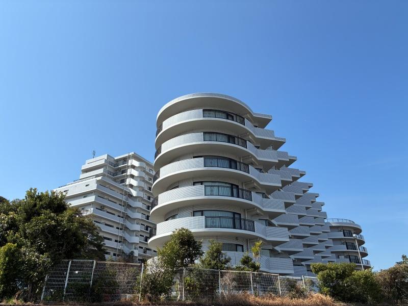 横須賀市秋谷一丁目の売買物件/外観｜ギザギザと張り出す面と、やわらかな曲線が組み合わさった雁行型の建物