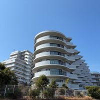 横須賀市秋谷一丁目の売買物件/外観｜ギザギザと張り出す面と、やわらかな曲線が組み合わさった雁行型の建物