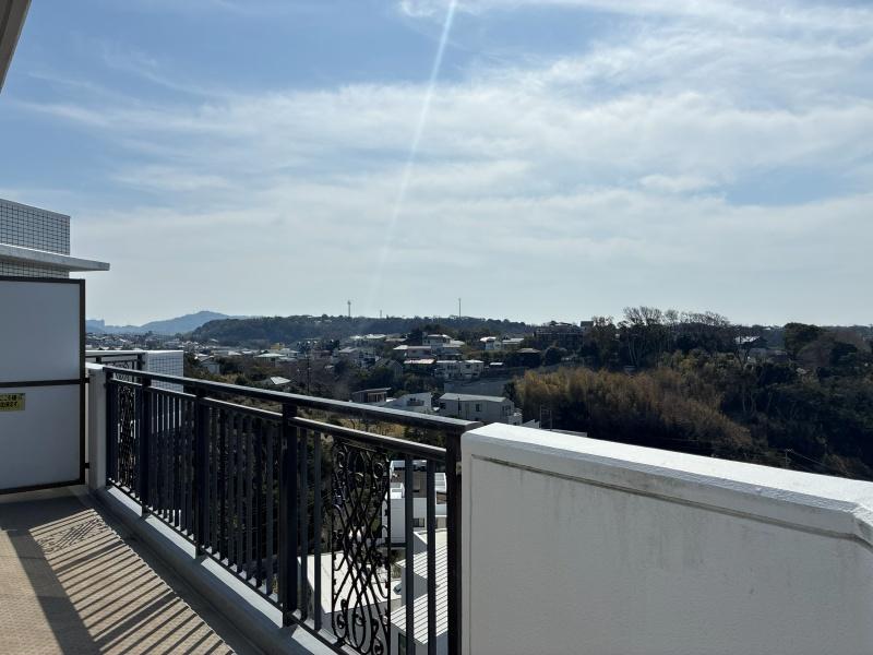 横須賀市秋谷一丁目の売買物件/バルコニーから南東を見て。こちらも抜けた景色が楽しめます