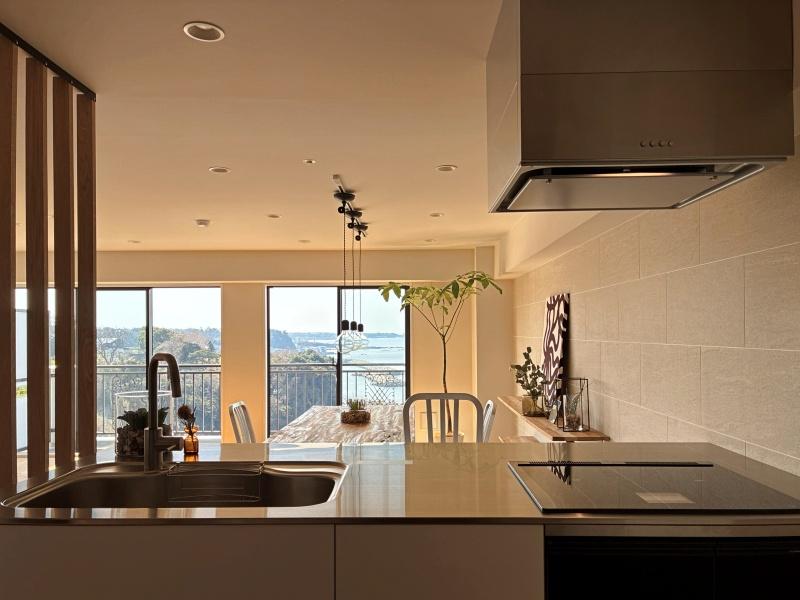 横須賀市秋谷一丁目の売買物件/LDK｜キッチンは小上がりにして、ルーバーでゆるく仕切るつくりに。調理しながらも海が見えるのは嬉しい