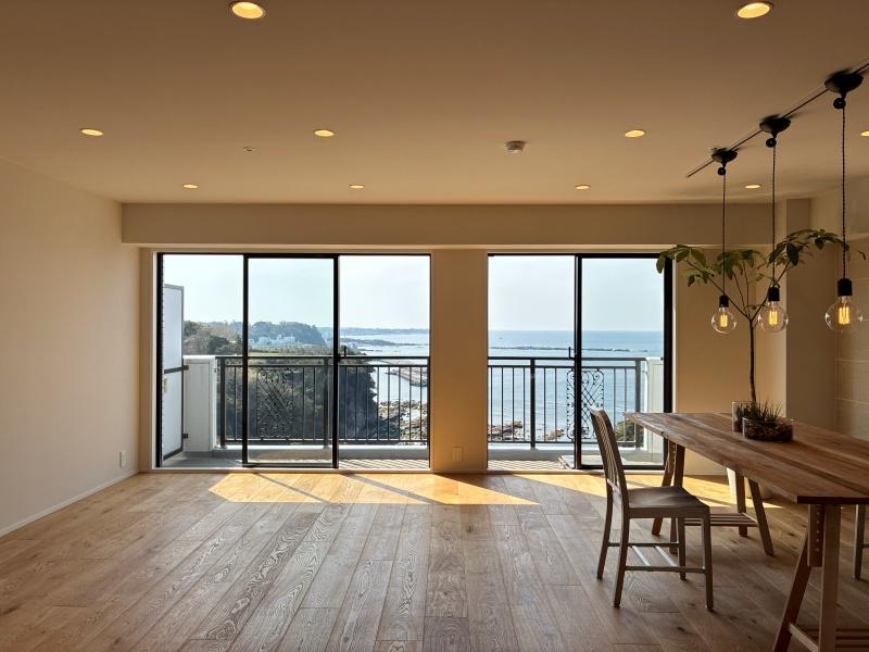 横須賀市秋谷一丁目の売買物件/LDK｜最上階の部屋。リビングは南向き。目線の先には遮るものが無く、相模湾が広がります