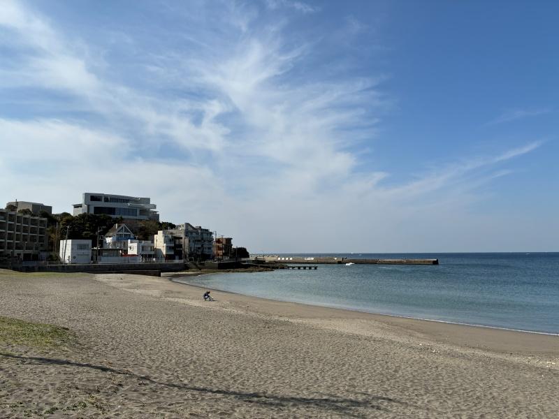 横須賀市秋谷一丁目の売買物件/マンション前にはのどかな秋谷漁港。釣りをする人や犬の散歩をする人が、それぞれの時間をゆったりと過ごしています