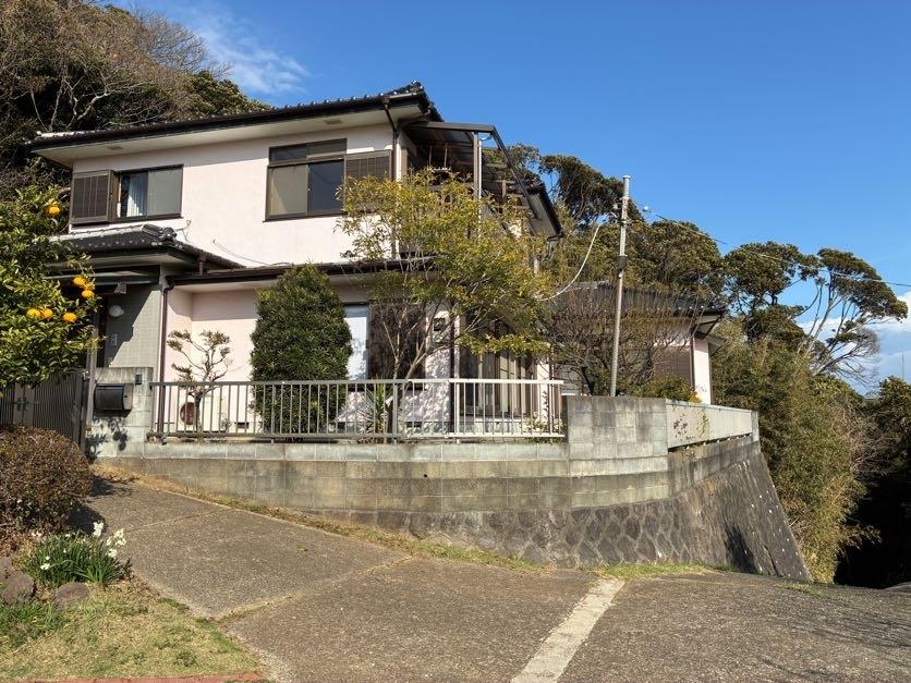 三浦市初声町高円坊の売買物件/外観｜右手の坂道を上がってくると物件につきます。敷地のあちこちに夏ミカンやデコポンといった柑橘類の木々が