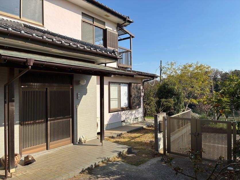 三浦市初声町高円坊の売買物件/アプローチ｜ゆったりとした門構え