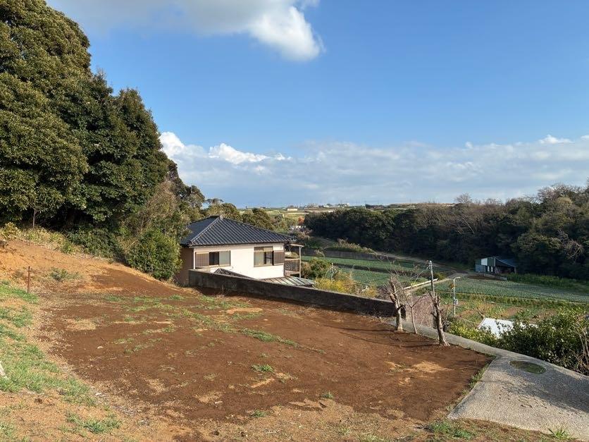 三浦市初声町高円坊の売買物件/畑からの眺望｜手前が畑。その一段下に見える白い建物が住まい。自分の食べるものを自分の手で作る暮らしが浮かびます