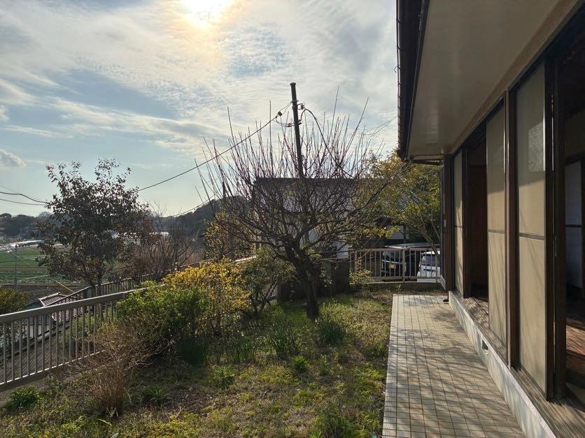 三浦市初声町高円坊の売買物件/庭｜夕日がまぶしい庭の中央には梅の木があります