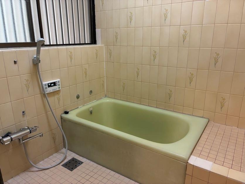 三浦市初声町高円坊の売買物件/1階 浴室｜いまはタイル貼りのお風呂ですが、2026年4月にユニットバスに改修予定