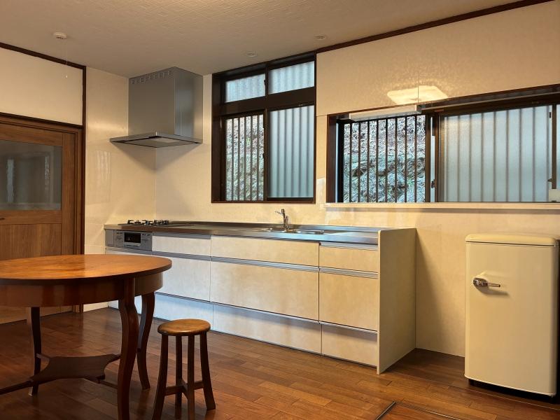 三浦市初声町高円坊の売買物件/1階 キッチン｜収穫した作物はこちらで調理。使いやすいシステムキッチンに更新済み