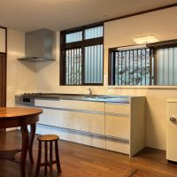 三浦市初声町高円坊の売買物件/1階 キッチン｜収穫した作物はこちらで調理。使いやすいシステムキッチンに更新済み