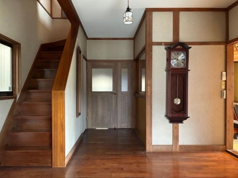 三浦市初声町高円坊の売買物件/玄関｜おおきなのっぽの古時計が似合うホール