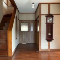 三浦市初声町高円坊の売買物件/玄関｜おおきなのっぽの古時計が似合うホール