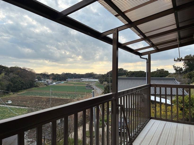 三浦市初声町高円坊の売買物件/2階バルコニーからの眺望｜高台に位置するのでのどかな田畑の景色を広く見通せます