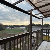 三浦市初声町高円坊の売買物件/2階バルコニーからの眺望｜高台に位置するのでのどかな田畑の景色を広く見通せます