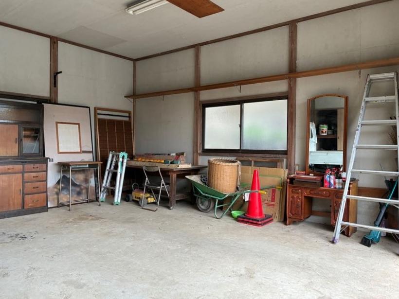 三浦市初声町高円坊の売買物件/ガレージ｜車を置くだけではなく、農作業の道具もたっぷり置けます