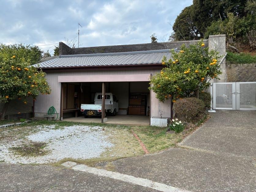 三浦市初声町高円坊の売買物件/ガレージ｜住まいの横には複数台停められる車庫。その手前も広々しているので、たくさんのゲストを招待しても問題ありません