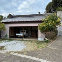 三浦市初声町高円坊の売買物件/ガレージ｜住まいの横には複数台停められる車庫。その手前も広々しているので、たくさんのゲストを招待しても問題ありません