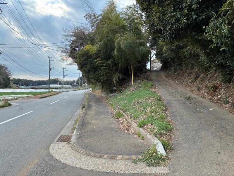 三浦市初声町高円坊の売買物件/アプローチ｜右手の坂を登っていくと物件にたどり着きます