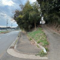 三浦市初声町高円坊の売買物件/アプローチ｜右手の坂を登っていくと物件にたどり着きます