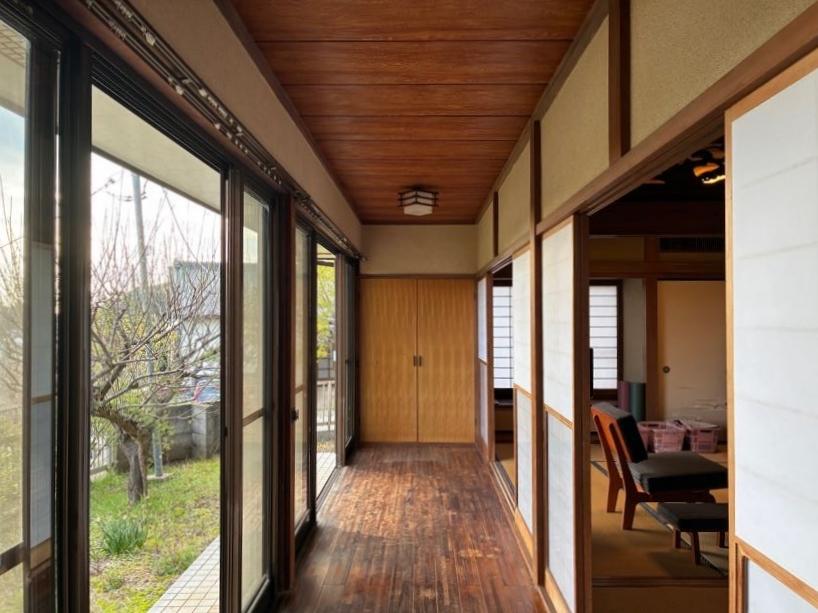 三浦市初声町高円坊の売買物件/1階 広縁｜南向きの日当たりの良い半外部空間。畑で獲れた作物を天日干ししたり、縁側に腰掛けて庭の梅の木を眺めたり