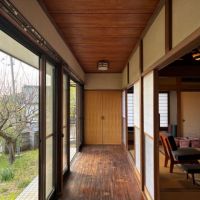 三浦市初声町高円坊の売買物件/1階 広縁｜南向きの日当たりの良い半外部空間。畑で獲れた作物を天日干ししたり、縁側に腰掛けて庭の梅の木を眺めたり