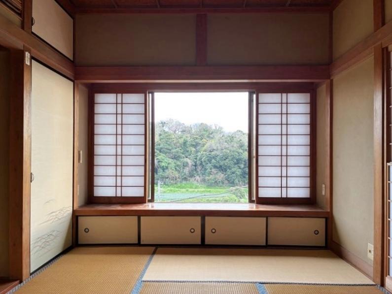 三浦市初声町高円坊の売買物件/1階 和室3｜窓の奥に浮かぶ緑の借景