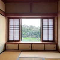 三浦市初声町高円坊の売買物件/1階 和室3｜窓の奥に浮かぶ緑の借景