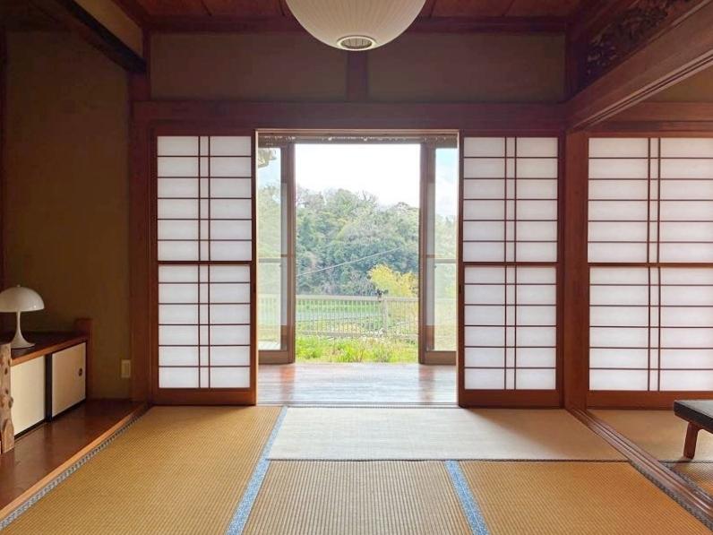 三浦市初声町高円坊の売買物件/1階 和室2｜畳、縁側、その先の開けた景色