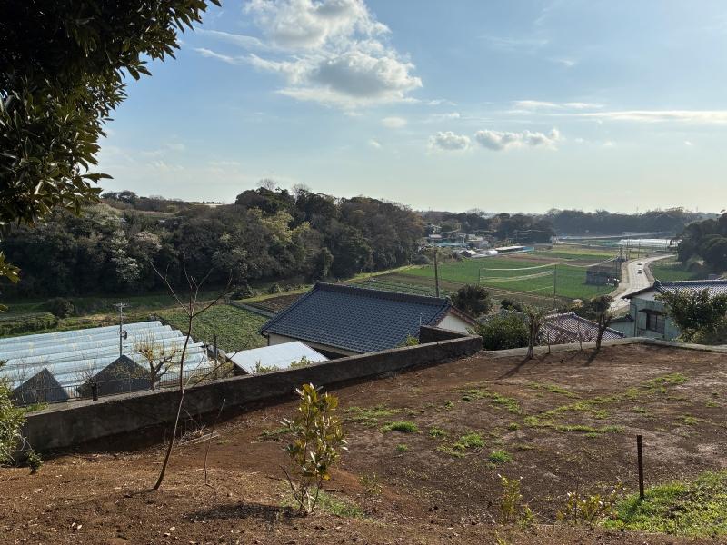 三浦市初声町高円坊の売買物件/畑からの眺望｜奥にチラッと見えるのが三浦縦貫道の入口。田舎風情が漂いますが、都心との行き来も良好な立地