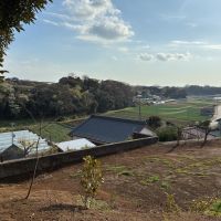 三浦市初声町高円坊の売買物件/畑からの眺望｜奥にチラッと見えるのが三浦縦貫道の入口。田舎風情が漂いますが、都心との行き来も良好な立地