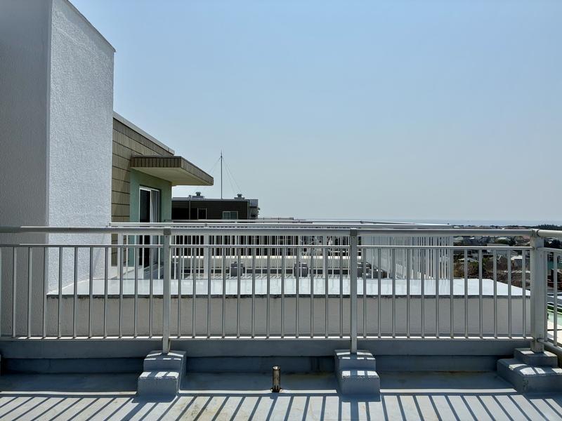 藤沢市鵠沼海岸五丁目の売買物件/2面あるルーバル。それぞれ柵があります