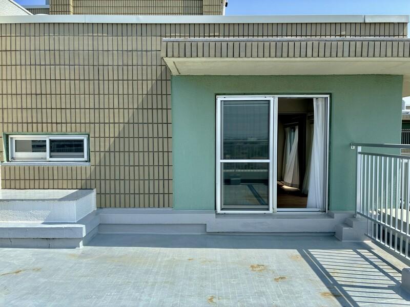 藤沢市鵠沼海岸五丁目の売買物件/ルーバルからリビングを見たところ