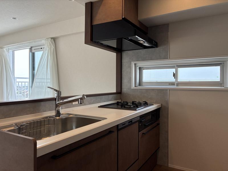 藤沢市鵠沼海岸五丁目の売買物件/キッチンにも小窓があるのは嬉しい