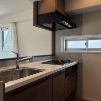 藤沢市鵠沼海岸五丁目の売買物件/キッチンにも小窓があるのは嬉しい