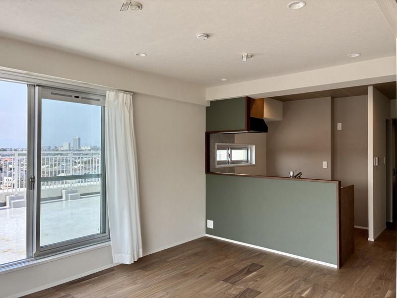 藤沢市鵠沼海岸五丁目の売買物件/キッチン側を見ます