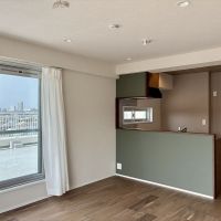 藤沢市鵠沼海岸五丁目の売買物件/キッチン側を見ます