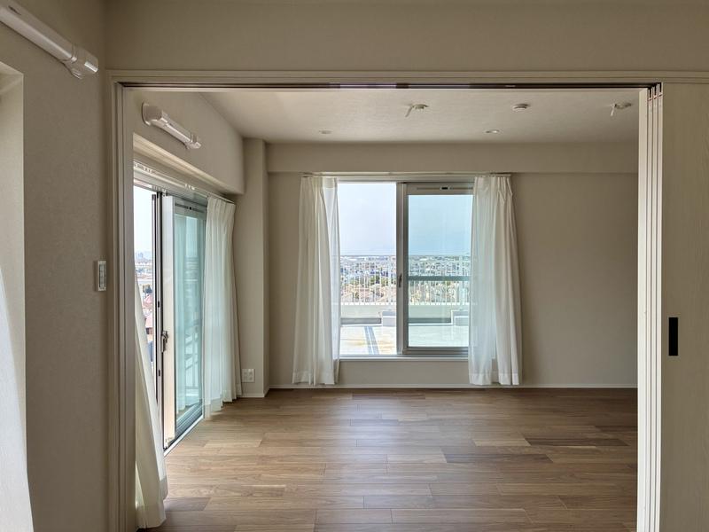 藤沢市鵠沼海岸五丁目の売買物件/リビング（引戸で区切ることも可）